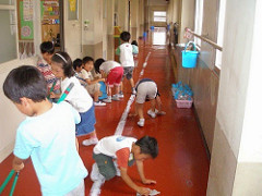 trẻ em nhật dọn dẹp lớp học
